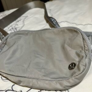 Lululemon Everywhere
Crossbody Bag